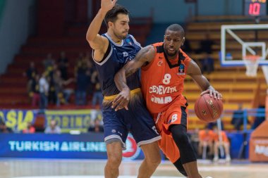 Zagreb, Hırvatistan - 11 Ekim 2017: 7 gün Eurocup Kk Cedevita Zagreb - Fiat Torino Auxilium. Demetris Nichols (8) basketbolla koşuyor 