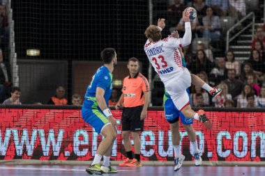 Zagreb, Hırvatistan - 28 Ekim 2017: Hırvatistan ve Slovenya 'nın ulusal temsilcisi arasında dostça bir hentbol maçı. Luka Cindriç (33) görev başında
