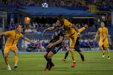 Zagreb, Hırvatistan - 28 Ağustos 2018: Uefa Şampiyonlar Ligi Playoffları, Gnk Dinamo ve Bsc Young Boys. Görev sırasında Gregory Wuthrich (22) ve Mario Budimir (9)) 