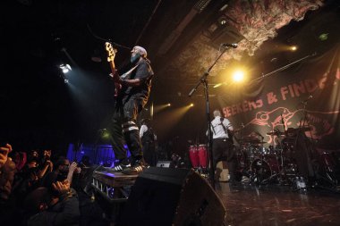 Zagreb, Hırvatistan - 01 Aralık 2017: Gogol Bordello Amerikan Çingene punk grubu Manhattan 'ın Aşağı Doğu Yakasından Zagreb' deki Tvornica Kulture 'da (Kültür Fabrikası) sahne aldı  