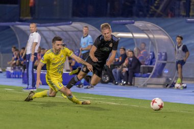 Zagreb, Hırvatistan - 14 Ağustos 2018: Uefa Şampiyonları Leauge eleme turu. Gnk Dinamo, Fc Astana 'ya karşı. Savaşta Dani Olmo (7) ve Antonio Rukavina (2))