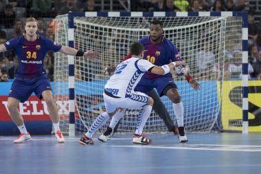 Zagreb, Hırvatistan - 23 Kasım 2017: Ehf Velux Şampiyonlar Ligi PD Zagreb - Fc Barcelona Lassa. Josip Valciç (22) ve Cedric Sorhaindo (10) iş başında