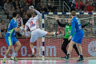Zagreb, Hırvatistan - 28 Ekim 2017: Hırvatistan ve Slovenya 'nın ulusal temsilcisi arasında dostça bir hentbol maçı. Igor Karaciç (18) golü atıyor