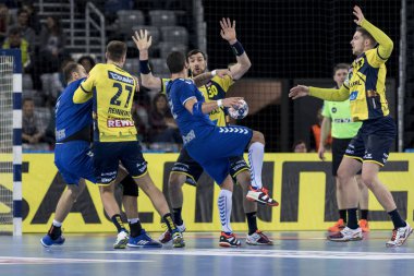 Zagreb, Hırvatistan - 29 Kasım 2017: Ehf Velux Şampiyonlar Ligi PPD Zagreb - Rhein-Neckar Lowen. Josip Valciç (22), Reinkind Harald (27) ve Guardiola Villaplana Gedeon (30))
