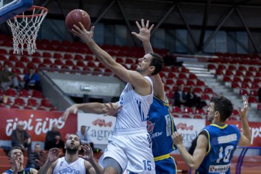 Zagreb, Hırvatistan - 17 Kasım 2017: Kk Cedevita ile Kk Vrijednosnice Osijek arasında basketbol maçı. Basketbolcu iş başında