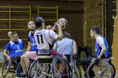Zagreb, Hırvatistan - 19 Aralık 2017: Tekerlekli sandalye basketbol takımının eğitimi. Tanımlanamayan tekerlekli sandalyeli basketbol oyuncuları iş başında.
