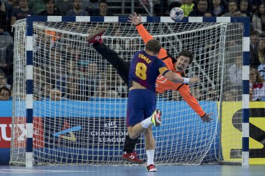 Zagreb, Hırvatistan - 23 Kasım 2017: Ehf Velux Şampiyonlar Ligi PD Zagreb - Fc Barcelona Lassa. Victor Tomas Gonzalez (8) golü atıyor