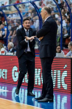 Zagreb, Hırvatistan - 17 Mayıs 2017: Hırvatistan şampiyonası finalleri Cibona Zagreb - Cedevita. Koç komik jest yapıyor.