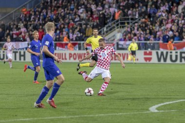 Rijeka, Hırvatistan - 06 Ekim 2017: 2018 Fifa Dünya Kupası Rusya Avrupa elemeleri. Hırvatistan - Finlandiya. Marko Rog (15) iş başında