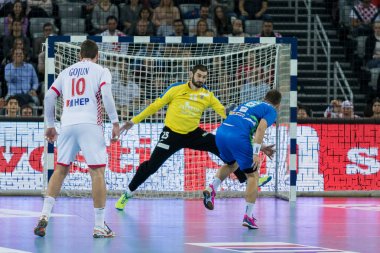 Zagreb, Hırvatistan - 28 Ekim 2017: Hırvatistan Ulusal Temsilcisi ile Slovenya arasındaki dostça hentbol maçı. Gasper Marguc (6) golü attı ve Mirko Aliloviç (25) golü kurtardı