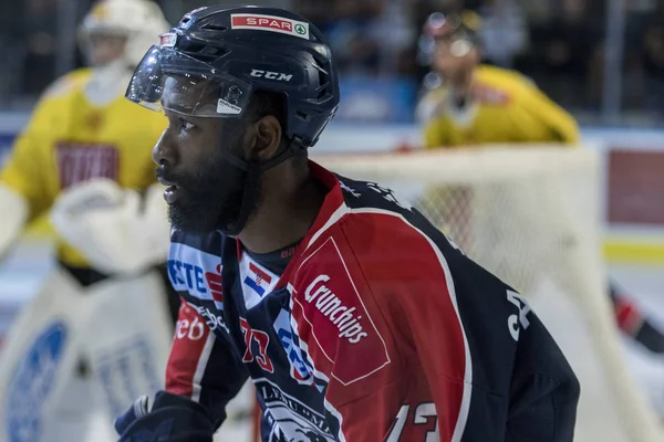 Sisak, Hırvatistan - 23 Eylül 2018: Medvescak Zagreb ile Viena Capitals arasında oynanan Ebel buz hokeyi ligi maçı. Hokey oyuncusu.