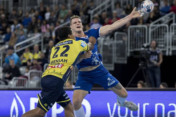 Zagreb, Hırvatistan - 29 Kasım 2017: Ehf Velux Şampiyonlar Ligi PPD Zagreb - Rhein-Neckar Lowen. Tonci Valciç (24) ve Mensah Larsen Mads (22))