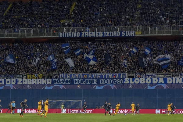 Zagreb, Hırvatistan - 28 Ağustos 2018: Uefa Şampiyonlar Ligi Playoffları, Gnk Dinamo ve Bsc Young Boys. Bbb Dinamo destekçileri ve oyuncuları iş başında