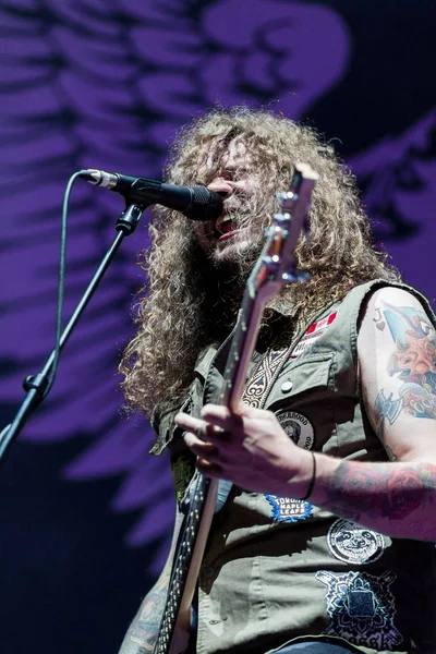 Zagreb, Hırvatistan - 16 Mayıs 2017: Monster Truck grubu Hırvatistan 'ın Arena Zagreb kentinde sahne aldı. Şarkıcı ve basçı Jon Harve