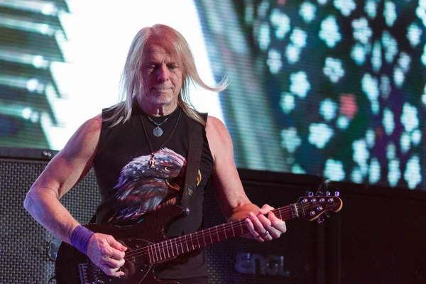 Zagreb, Hırvatistan - 16 Mayıs 2017: Deep Purple gitaristi Steve Morse, Arena Zagreb 'deki The Long Goodbye turnesinde sahnede.