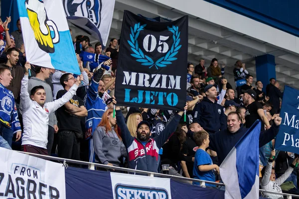 Zagreb, Hırvatistan - 10 Kasım 2017: Medvescak Zagreb ile Bolzano Foxes arasındaki Ebel buz hokeyi ligi maçı. Hokey hayranları