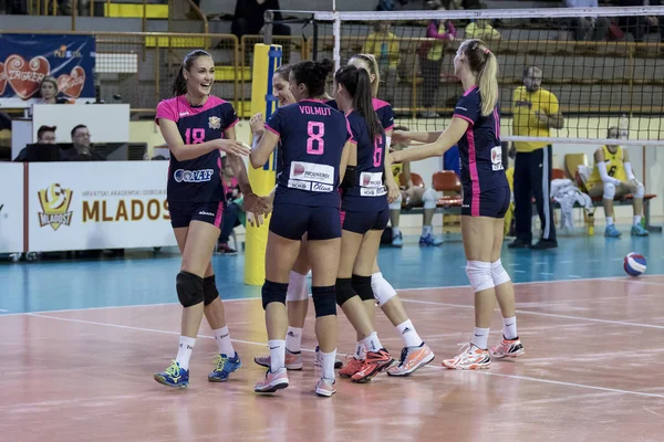 Zagreb, Hırvatistan - 10 Aralık 2017: Hırvat Voleybol Süper Ligi kadını. Haok Mladost Proenergy - Tamam Olimpik. Oyuncular skor puanını kutluyor