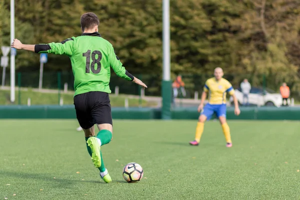 Zagreb, Hırvatistan - 07 Ekim 2017: Üçüncü Hırvat futbol ligi Nk Maksimir vs. Vrapce. Kaleci topu atıyor.