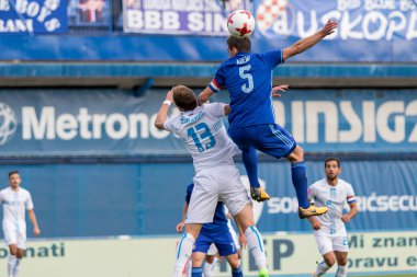 Zagreb, Hırvatistan - 28 Ekim 2017: Gnk Dinamo ile Hnk Rijeka arasındaki Hırvatistan İlk Futbol Ligi maçı. Arijan Ademi (5) başıyla topa vuruyor
