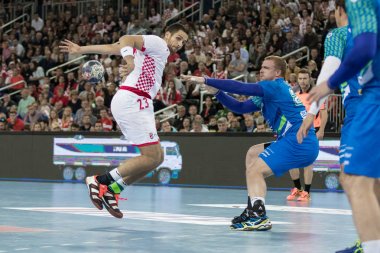 Zagreb, Hırvatistan - 28 Ekim 2017: Hırvatistan ve Slovenya 'nın ulusal temsilcisi arasında dostça bir hentbol maçı. Oyuncu pas veriyor.