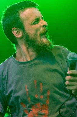 Zagreb, Hırvatistan - 27 Haziran 2017: Zagreb Rockfest. M.O.R.T. grubunun solisti Ivan Katic John. Sahnede