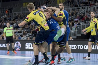 Zagreb, Hırvatistan - 29 Kasım 2017: Ehf Velux Şampiyonlar Ligi PPD Zagreb - Rhein-Neckar Lowen. Mario Vuglac (74) ve Sigurdsson Gudjon Valur (9))