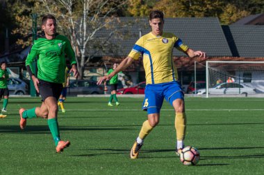 Zagreb, Hırvatistan - 07 Ekim 2017: Üçüncü Hırvat futbol ligi Nk Maksimir vs. Vrapce. Topla koşan oyuncu