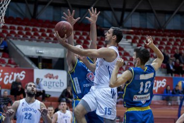 Zagreb, Hırvatistan - 17 Kasım 2017: Kk Cedevita ile Kk Vrijednosnice Osijek arasında basketbol maçı. Basketbolcu iş başında