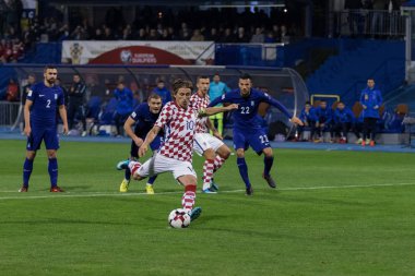 Zagreb, Hırvatistan - 09 Kasım 2017: 2018 Fifa Dünya Kupası Avrupa elemeleri Rusya. Hırvatistan Yunanistan 'a karşı. Luka Modriç (10) ve top oyunda