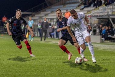 Rijeka, Hırvatistan - 12 Ekim 2018: Uefa Uluslar Ligi maçı Hırvatistan - İngiltere. Eylem Ross Barkley (7) ve Ivan Rakitic (7))