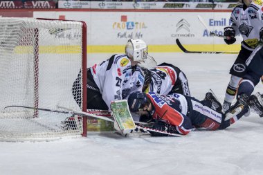 Zagreb, Hırvatistan - 21 Aralık 2017: Medvescak Zagreb ile Dornbirn arasında Ebel buz hokeyi ligi maçı. Hokey oyuncuları buza düştü.