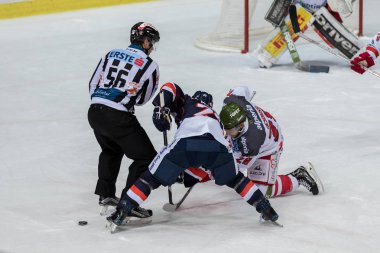Zagreb, Hırvatistan - 10 Kasım 2017: Medvescak Zagreb ile Bolzano Foxes arasındaki Ebel buz hokeyi ligi maçı. Yüzündeki hokey oyuncuları