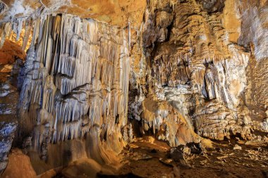 Starigrad, Hırvatistan - 24 Ağustos 2017: Paklenica Milli Parkı'ndaki Velebit dağının tepesindeki Manita pec gizli mağarası