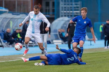 Zagreb, Hırvatistan - 28 Ekim 2017: Gnk Dinamo ile Hnk Rijeka arasındaki Hırvatistan İlk Futbol Ligi maçı. Hilal Soudani (2) oyun sahasına düştü. Zoran Kvrziç (7) topla