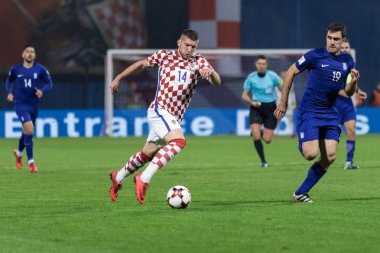 Zagreb, Hırvatistan - 09 Kasım 2017: 2018 Fifa Dünya Kupası Avrupa elemeleri Rusya. Hırvatistan Yunanistan 'a karşı. Ante Rebiç (14) ve Sokratis Papastathopoulos (19) görev başında