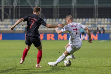 Rijeka, Hırvatistan - 12 Ekim 2018: Uefa Uluslar Ligi maçı Hırvatistan - İngiltere. Eylem Ross Barkley (7) ve Ivan Rakitic (7))