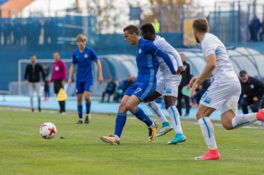 Zagreb, Hırvatistan - 28 Ekim 2017: Gnk Dinamo ile Hnk Rijeka arasındaki Hırvatistan İlk Futbol Ligi maçı. Nikola Moro (27) topu koruyor 