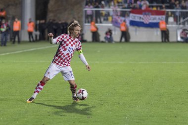 Rijeka, Hırvatistan - 06 Ekim 2017: 2018 Fifa Dünya Kupası Rusya Avrupa elemeleri. Hırvatistan - Finlandiya. Luka Modric (10) iş başında
