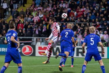 Rijeka, Hırvatistan - 06 Ekim 2017: 2018 Fifa Dünya Kupası Rusya Avrupa elemeleri. Hırvatistan - Finlandiya. Duje Cop (14) iş başında