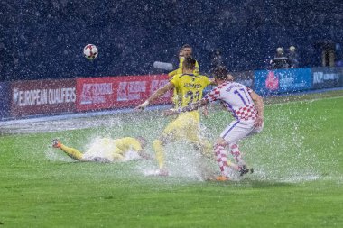 Zagreb, Hırvatistan - 02 Eylül 2017: 2018 Fifa Dünya Kupası Avrupa elemeleri Rusya. Hırvatistan Kosova 'ya karşı. Eylemdeki oyuncular kaygan oyun sahasına düşüyor