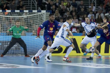 Zagreb, Hırvatistan - 23 Kasım 2017: Ehf Velux Şampiyonlar Ligi PD Zagreb - Fc Barcelona Lassa. Josip Valciç (22) topa vuruyor.