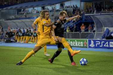 Zagreb, Hırvatistan - 28 Ağustos 2018: Uefa Şampiyonlar Ligi Playoffları, Gnk Dinamo ve Bsc Young Boys. Kevin Mbabu (43) ve Izet Hayroviç (8))