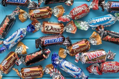Zagreb, Hırvatistan - 14 Mayıs 2017: Mars şekerleme şirketi ürünü küçük porsiyonlarda. Mars, Snickers, Samanyolu, Bounty, Twix, Maltesers, güvercin ve güvercin karamel 