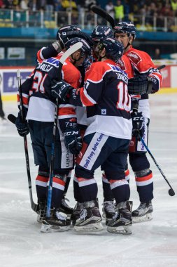 Zagreb, Hırvatistan - 10 Kasım 2017: Medvescak Zagreb ile Bolzano Foxes arasındaki Ebel buz hokeyi ligi maçı. Hokey oyuncuları golü kutluyor