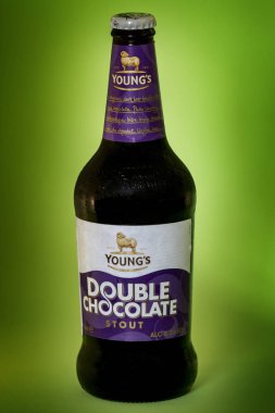 Zagreb, Hırvatistan - 16 Eylül 2018: Young 's Double Chocolate Stout, Wells & Young' s Ltd England, İngiltere tarafından üretildi. Koyu çikolata aromalı ünlü İngiliz biracılarının birası..
