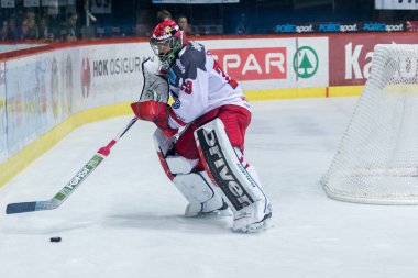 Zagreb, Hırvatistan - 10 Kasım 2017: Medvescak Zagreb ile Bolzano Foxes arasındaki Ebel buz hokeyi ligi maçı. Smith Jacob (29) Bolzano kalecisi pakla