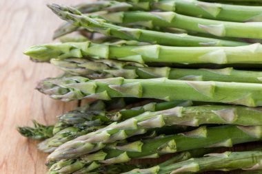 Tahta masada taze kuşkonmaz.