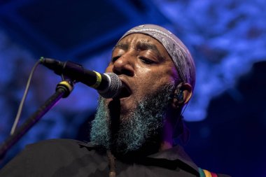 Zagreb, Hırvatistan - 01 Aralık 2017: Gogol Bordello Amerikan Çingene punk grubu Manhattan 'ın Aşağı Doğu Yakasından Zagreb' deki Tvornica Kulture 'da (Kültür Fabrikası) sahne aldı  