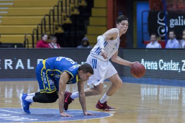 Zagreb, Hırvatistan - 17 Kasım 2017: Kk Cedevita ile Kk Vrijednosnice Osijek arasında basketbol maçı. Basketbolcu topa liderlik ediyor.
