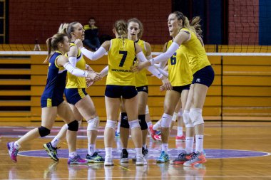 Zagreb, Hırvatistan - 02 Aralık 2017: Hırvat Voleybol Süper Ligi kadını. Ok Olimpik ve Ok Marina Kastela arasında maç var. Oyuncular iş başında